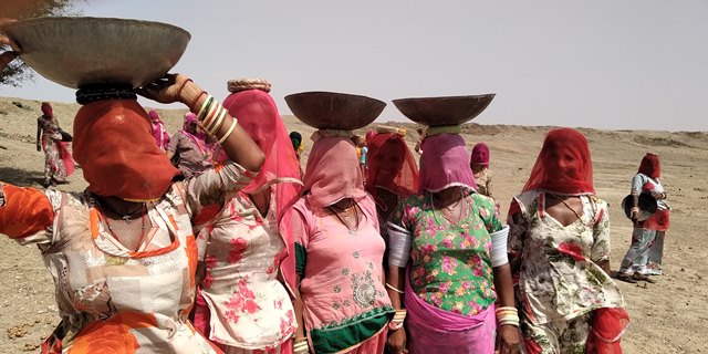 Women contribute in the digging of a nadi (Image Source: Rituja Mitra)