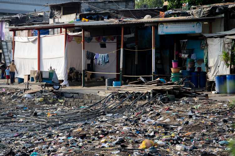 Water pipes in an informal settlement in Mumbai (Image Source: Suraj Katra)