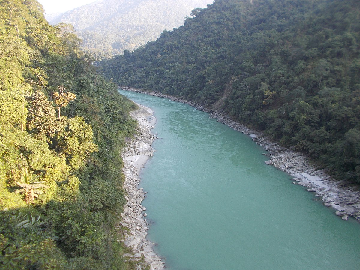 Teesta as it flows through the hills (Image Source: Tarunsamanta via Wikimedia Commons)