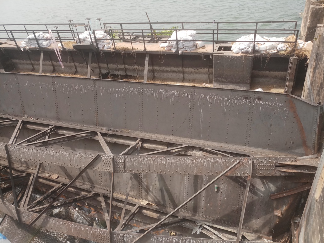 Broken floating gate with sandbags placed on them as a temporary measure to counter water leak. (Pic courtesy: Gurvinder Singh)