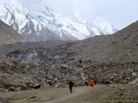 Pilgrims approaching Gomukh 