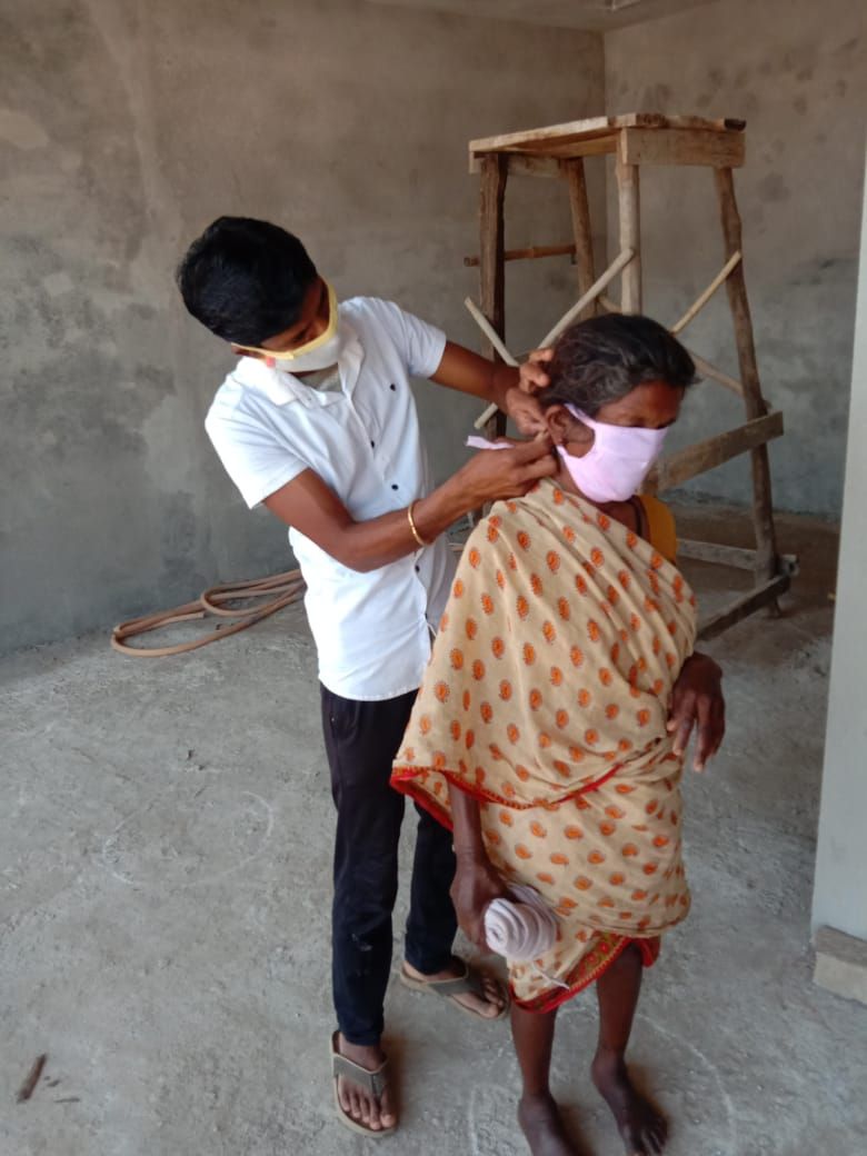 Owing to difficulties in procuring masks from the nearby town, the village institutions decided to buy cloth and make masks in their respective villages. (Image: FES)