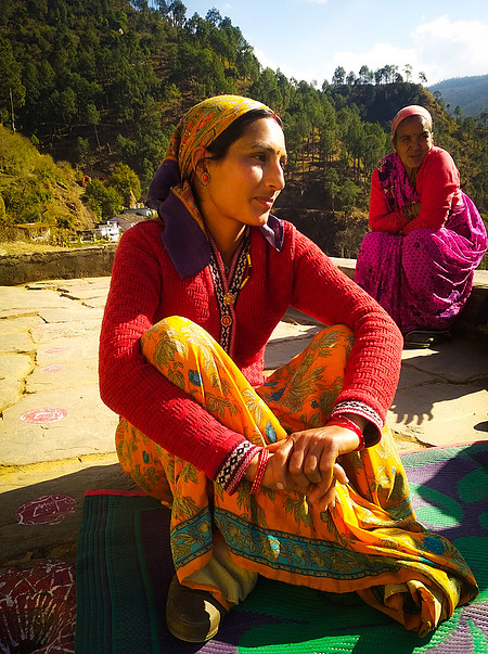 Prema Bhandari explaining the the local hydrogeology. Image source: Water Practitioners Network