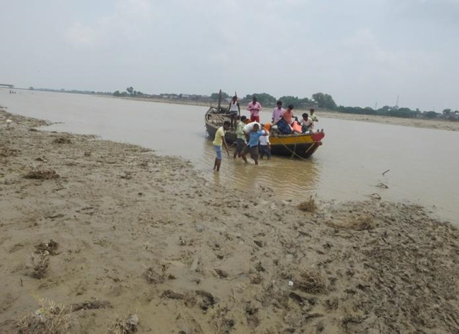 Volunteers of BJUP load relief items for Qutubpur village of Baburpur, Bhojpur.