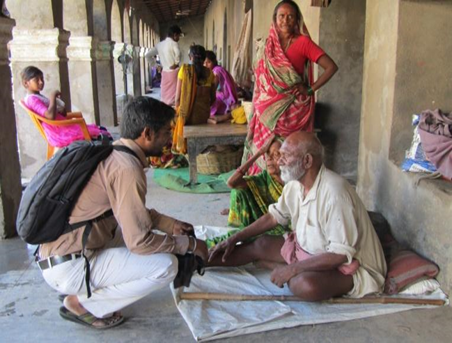 BJUP project coordinator talks with affected people at the Bihar Vidhya Peeth relief camp, Patna. 