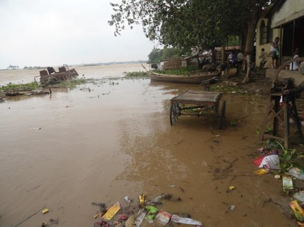 The entire community of Bind Toli of the LCT Ghat in Patna district was shifted to the Bihar Vidhya Pith relief camp after the recent floods.