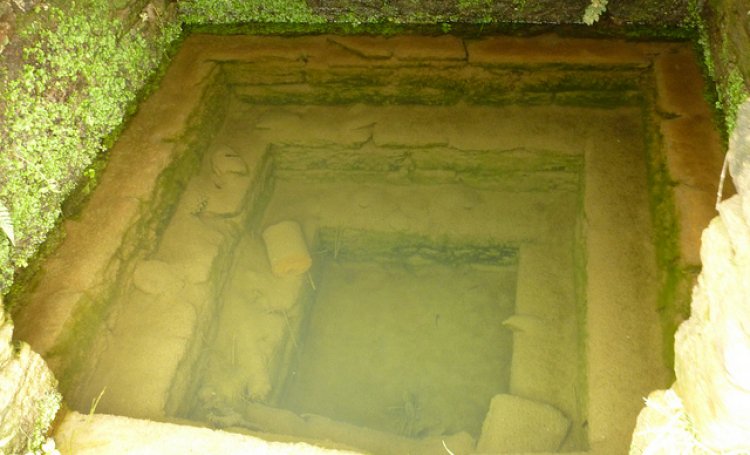 An abandoned naula with sediment and dirt on the bottom (source: India Water Portal)