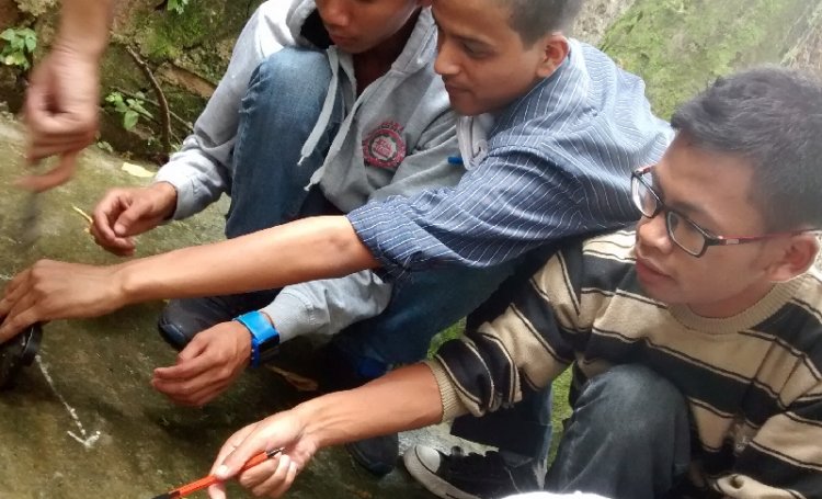 Spring committees learn basic hydrogeology to better understand and manage their springs (photo courtesy: Government of Meghalaya)