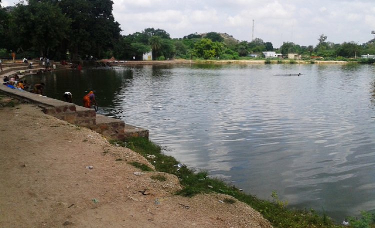 The Apna Talab Abhiyaan programme promotes the building of private talab on peoples' lands to help improve groundwater recharge in Bundelkhand. (Image: India Water Portal)