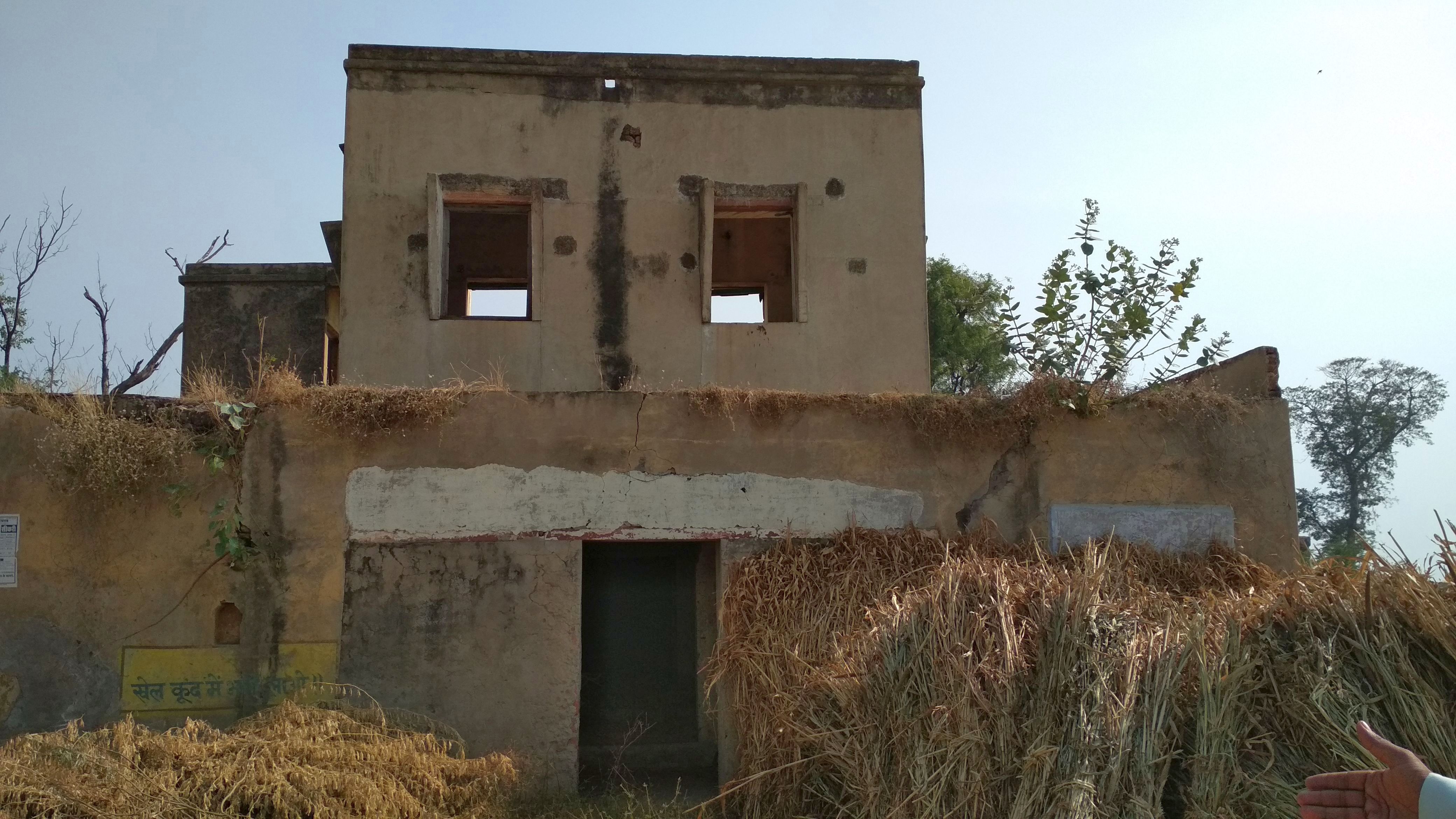 The system was elaborate and had dak bungalows or rest houses used by irrigation department officials during their travels. One decrepit dak bungalow stands in the Sikri village, its crumbling walls covered in weeds and grass. (Image: India Water Portal)