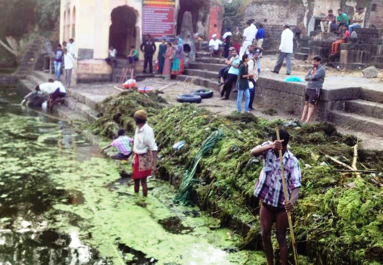 The community comes together to clean the Krishna (Source: Makarand Shende)