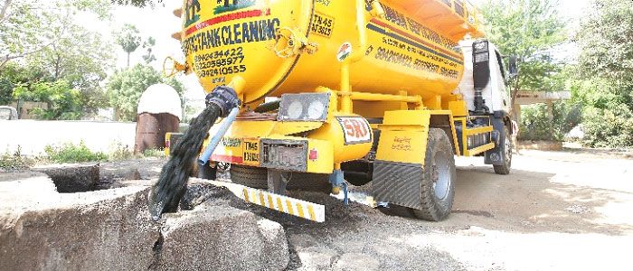 Decanting: Desludging trucks carry the desluged septage, and discharge it directly into the sewage or faecal sludge treatment plant or into decanting facilities of the sewage treatment plants. (Image: Indian Institute for Human Settlements, 2017)