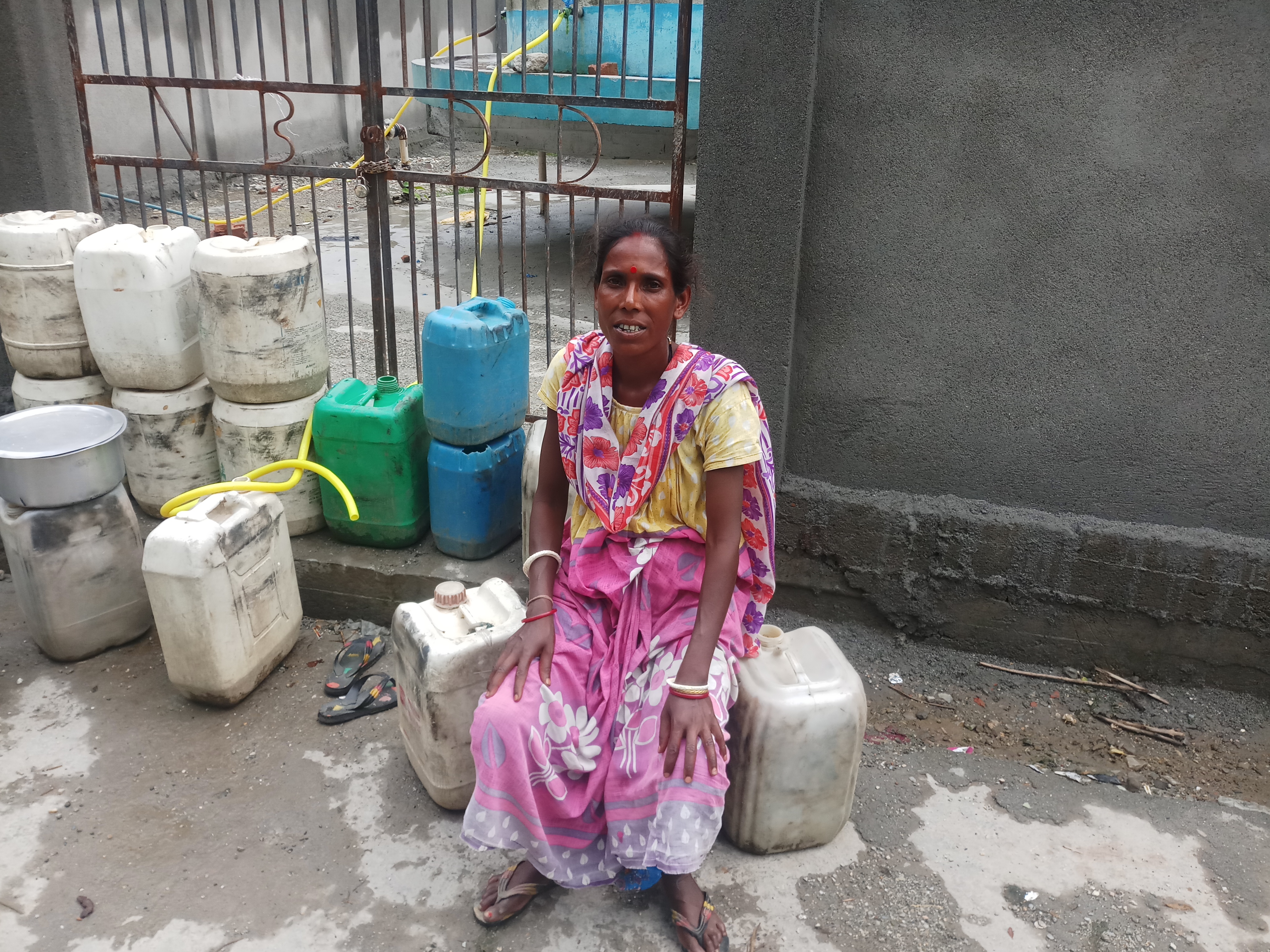 At Aiba basti, villagers like Gisna Kundu (in the pic) wait for hours to get their water carriers filled. (Pic courtesy: Gurvinder Singh)