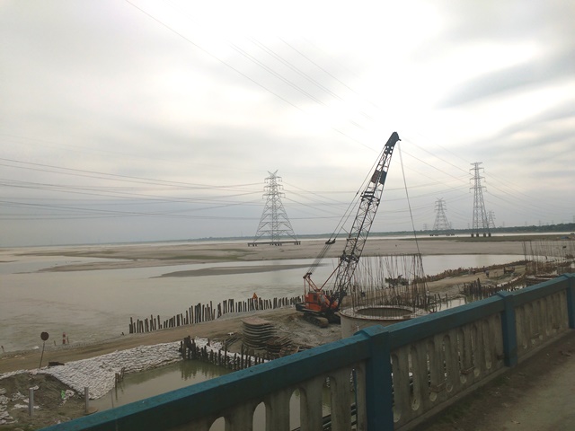 Sandmining in Teesta bed at Jalpaiguri, West Bengal. (Image Source: Gauri Noolkar-Oak)