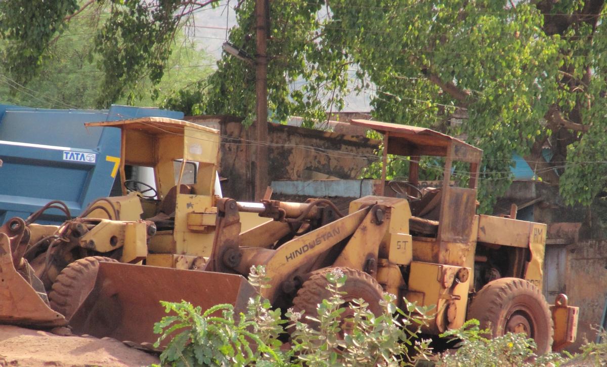 The use of hydraulic shovels for mining has affected employment in the area and has increased social problems related to unemployment.