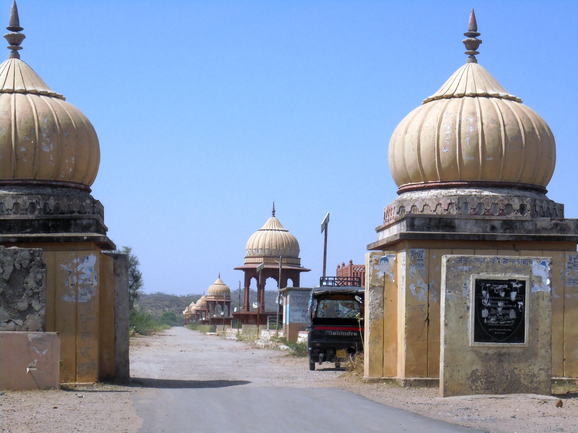 An artificial fresh water lake, Jaisamand jheel was primarily created to meet the drinking water and irrigation needs of the villages nearby. It is completely dry now. Its bund is lined with chhatris, elevated, dome-shaped pavilions.