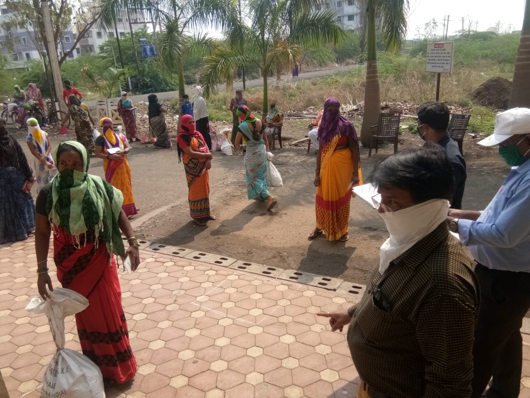 Women carrying ration in Sangli town (Image Source: SOPPECOM)