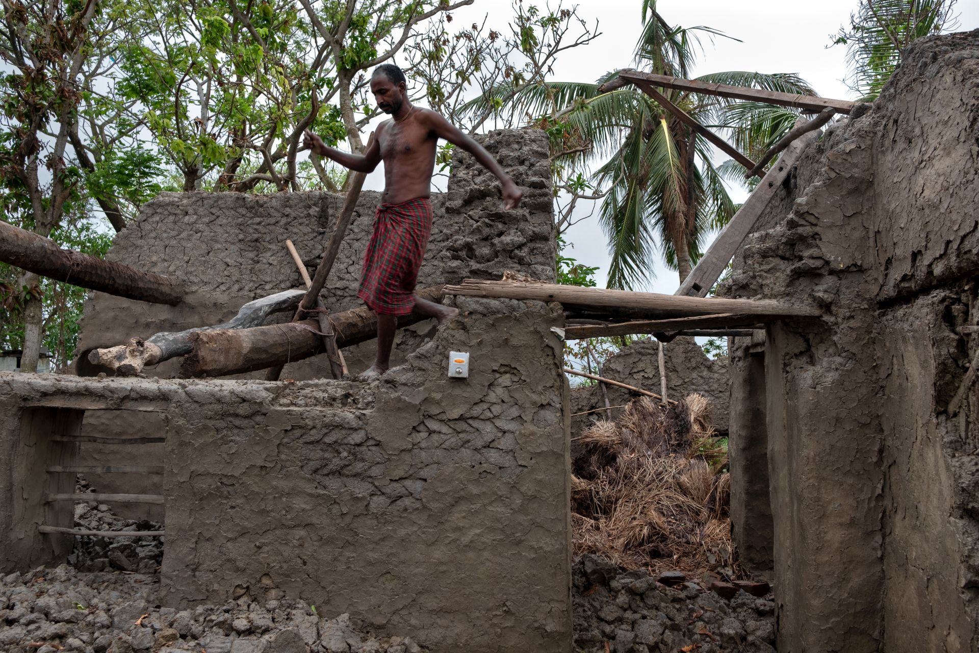 Even in times of great distress, locals are helping each other cope with the situation and working together as a community to help themselves in any way they can. (Image: WaterAid/ Subhrajit Sen)