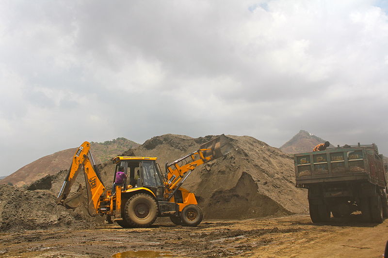 Illegally dredged sand gets loaded. (Image: Sumaira Abdulali, CC BY-SA 3.0, Wikimedia commons)