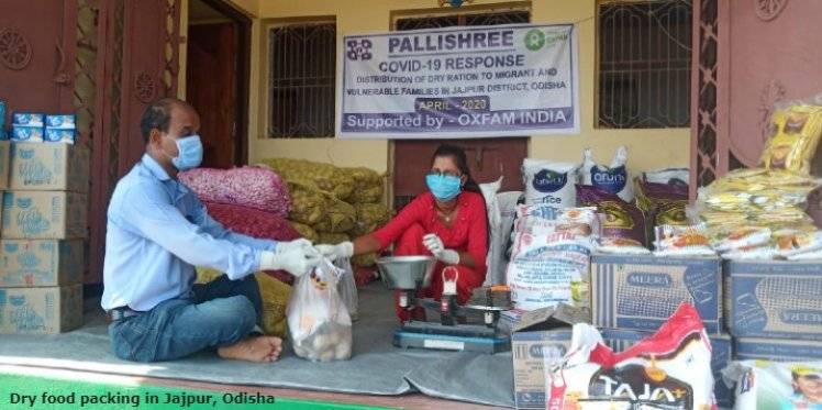 Distributing dry ration to migrant workers and vulnerable households in Jajpur, Odisha (Image: Oxfam India)