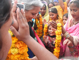 Usha Ramanathan garlanding cultural activist