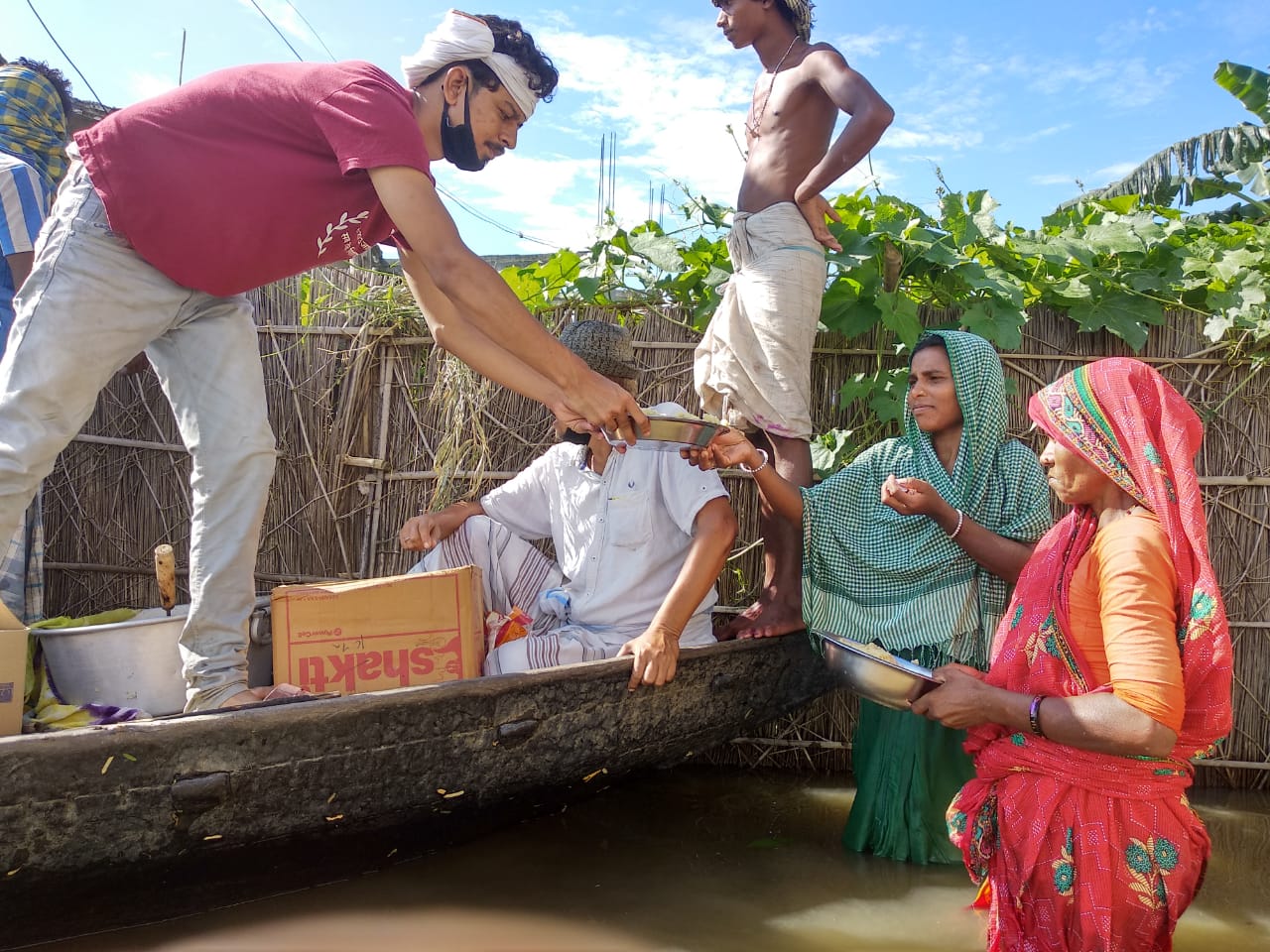 Sohail Akhtar and others engaged in relief work