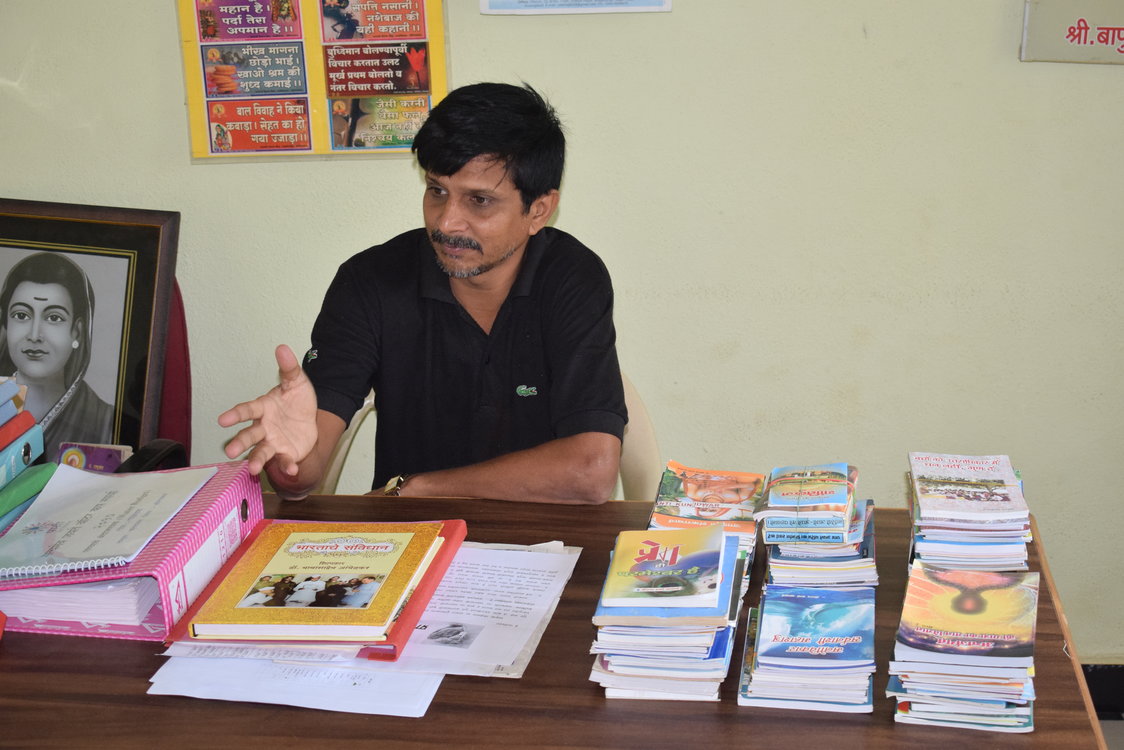 Sarpanch Santosh Joshi explains the water budget project. (Source: 101Reporters)