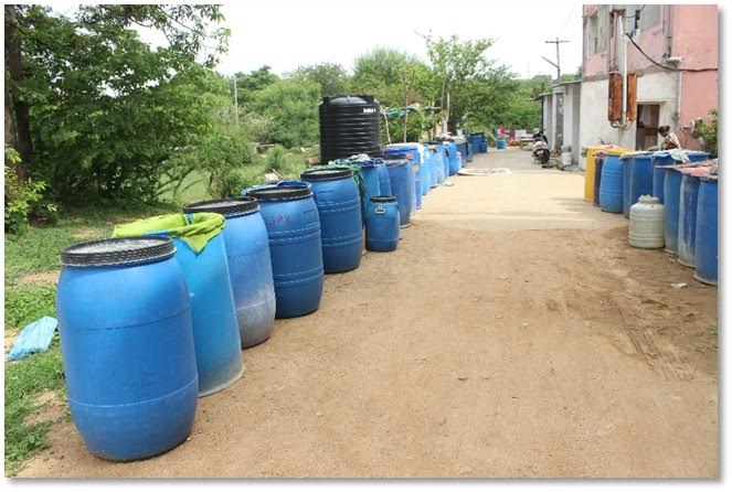 Tankers wait to be filled. (Source: SaciWATERs)