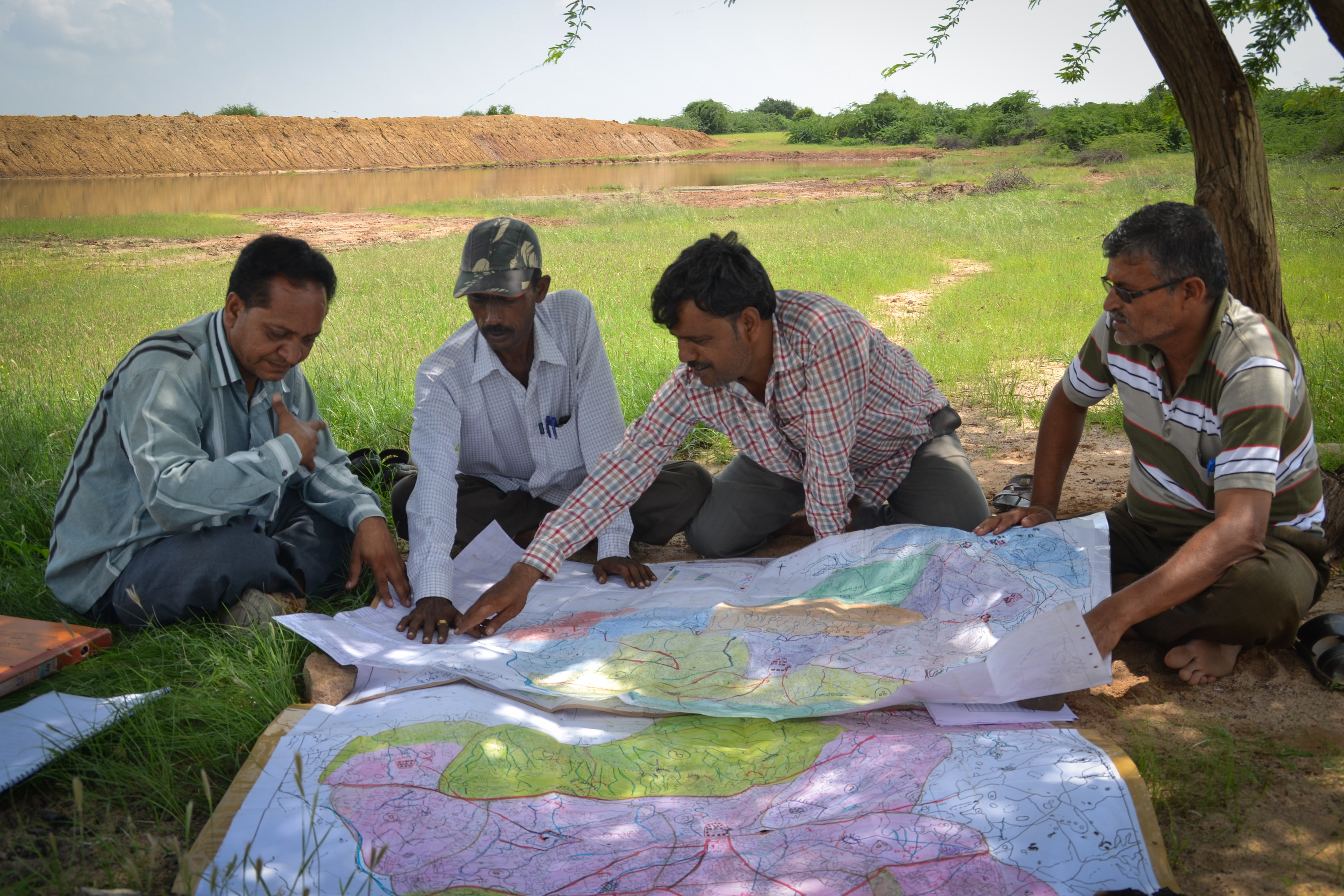 Samerth team members discuss plans (Source: Arghyam)