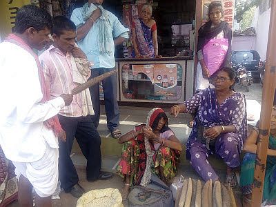 Selling indigenous seeds in weekly markets (Image: Rahul Banerjee)