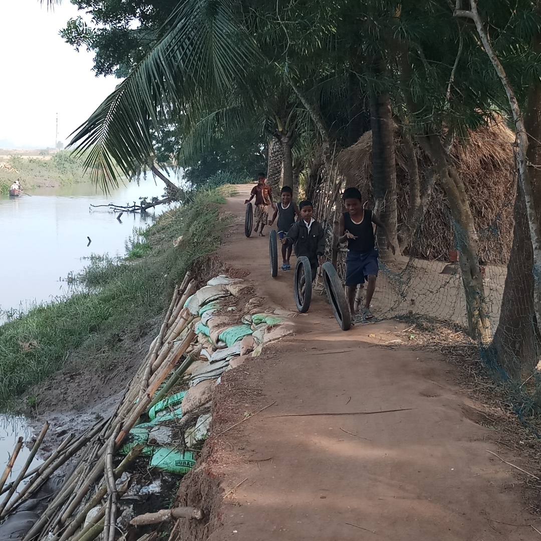 Children play on the narrow river bank unaware of the danger snaking close by. (Photo courtesy: Gurvinder Singh)