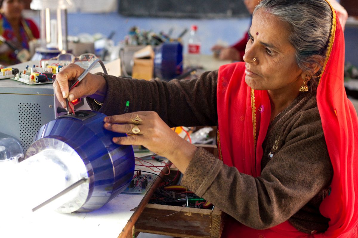 Women being trained in solar engineering at Barefoot College Tilonia (Image: UN Women/Gaganjit Singh; Flickr Commons; CC BY-SA 2.0)