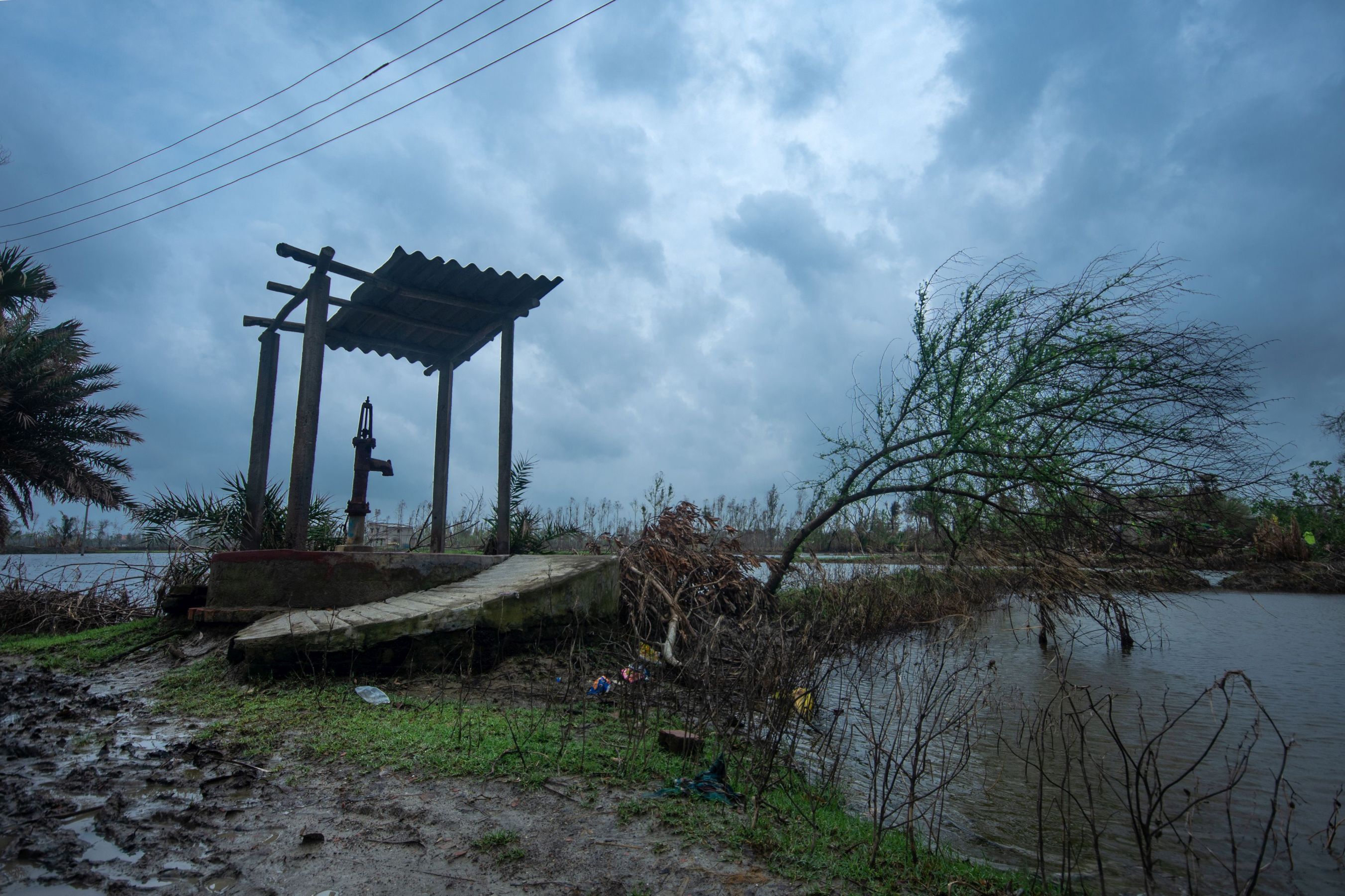 Dozens of tube wells are defunct and locals have to travel very far to fetch water from the tube wells that are working. (Image: WaterAid, Subhrajit Sen)