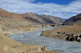 A river becomes a checkerboard of water and silt. (Image: Ashok Boghani, CC BY-NC 2.0, Flickr Commons)