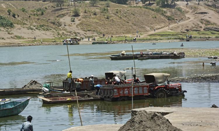 Sand mining on the banks of Tapti (Source: IWP Flickr photos)