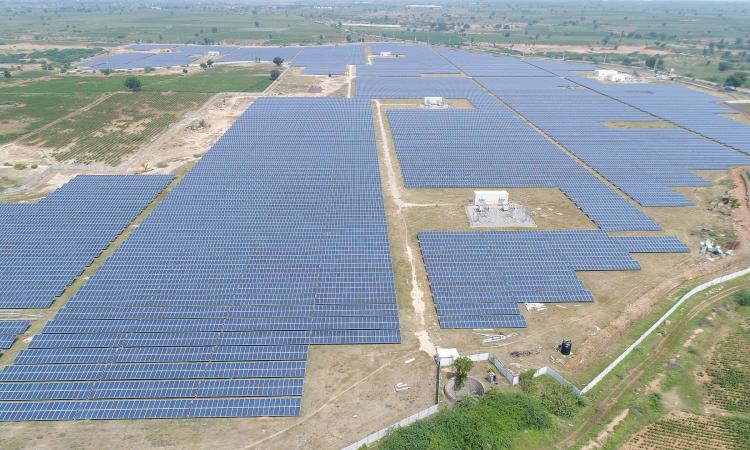 Solar power plant in Telangana (image: Thomas Llyod Group, Wikimedia Commons, CC BY-SA 4.0)