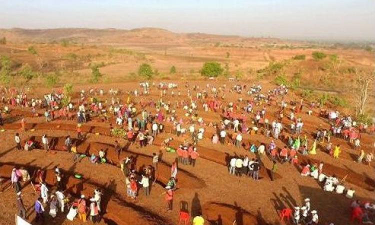 Villagers participating in shramdaan for making watershed structures (Image: Paani Foundation)