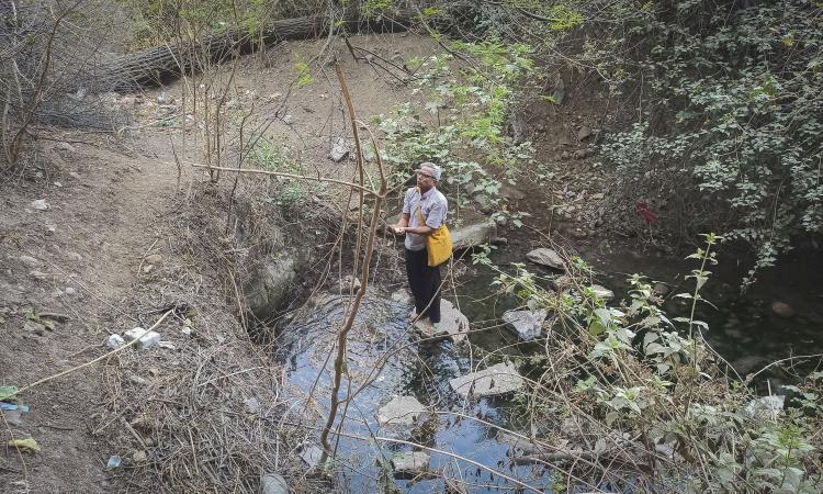 Shailendra Patel, near the Bavdhan spring, Pune (Image Source: Tushar Sarode)