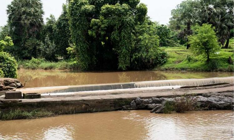 Bandhara (in Nashik, Maharashtra), a low masonry weir of 1.2 to 4.5 m height, which is constructed across a small stream for diverting the water into a small main canal taking off from its upstream side (Image: Shailendra Yashwant, Oxfam India)