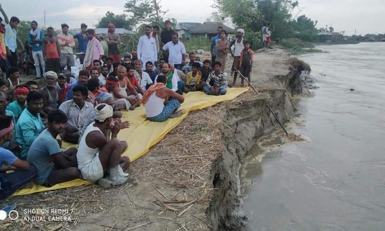 Satyagrah by the river (Image source: Umesh K Ray)