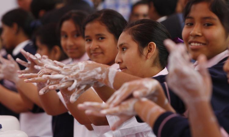 Students handwashing with soap (Image: World Bank, Flickr Commons; CC BY-NC-ND 2.0)