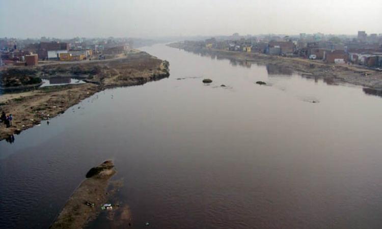 The pollution rates of the river Hindon are alarming. Despite work by conservation groups, the efforts on the part of the government to fix the problem remain uncertain. (Image: Hindi Water Portal)