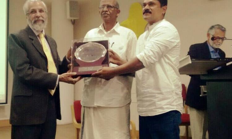 The president and the secretary of the Meenachal Nadee Samrakshana Samithi receive the Bhagirath Prayas Samman 2017 award from justice Madan Lokur of the Supreme Court of India.