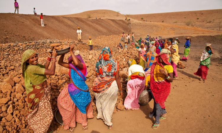 Women working on an NREGA site building a pond to assist in farming and water storage. Gopalpura, Jhabua, Madhya Pradesh (Image: UN Women/Gaganjit Singh)