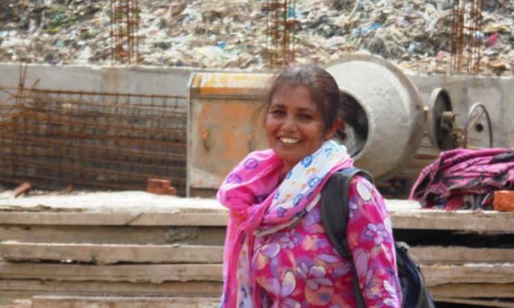 Pushpa leads the struggle against Bhalaswa landfill that contaminates Delhi's groundwater.