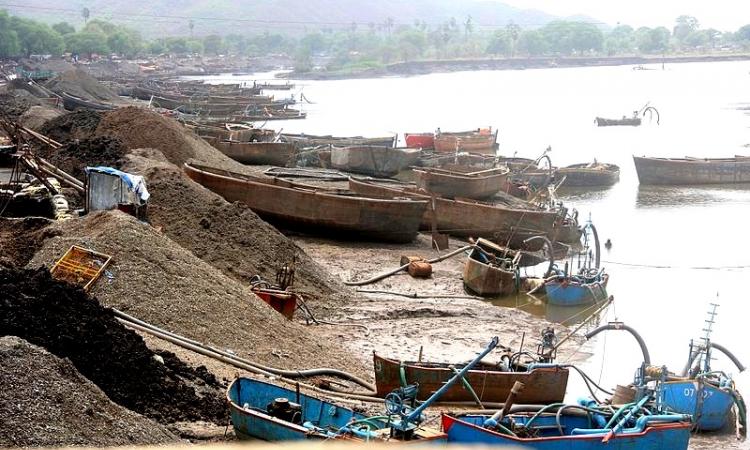 Sand mining and environmental pollution (Source: Wikimedia Commons)