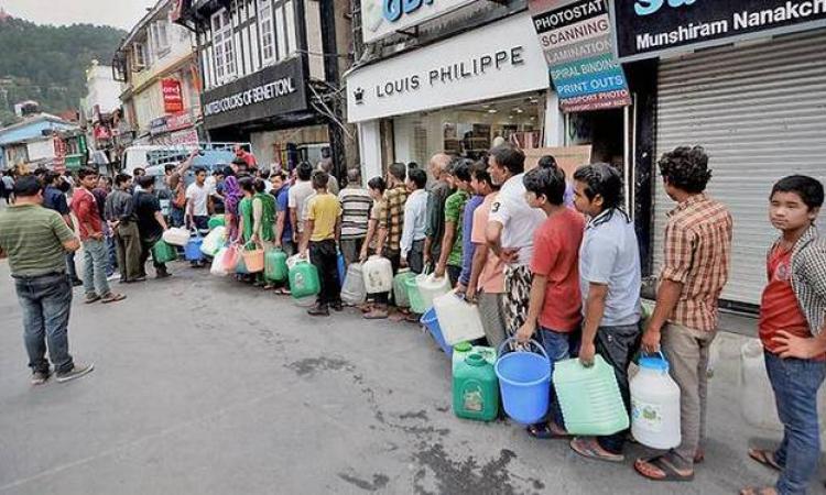 No water supply for seven consecutive days in Shimla leaves residents angry. (Photo courtesy: The Hindu)